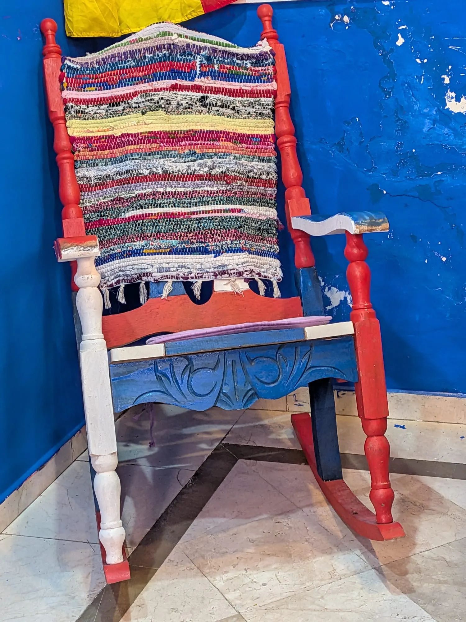 Pared de fotos, poemas enmarcados y recuerdos de Cuba