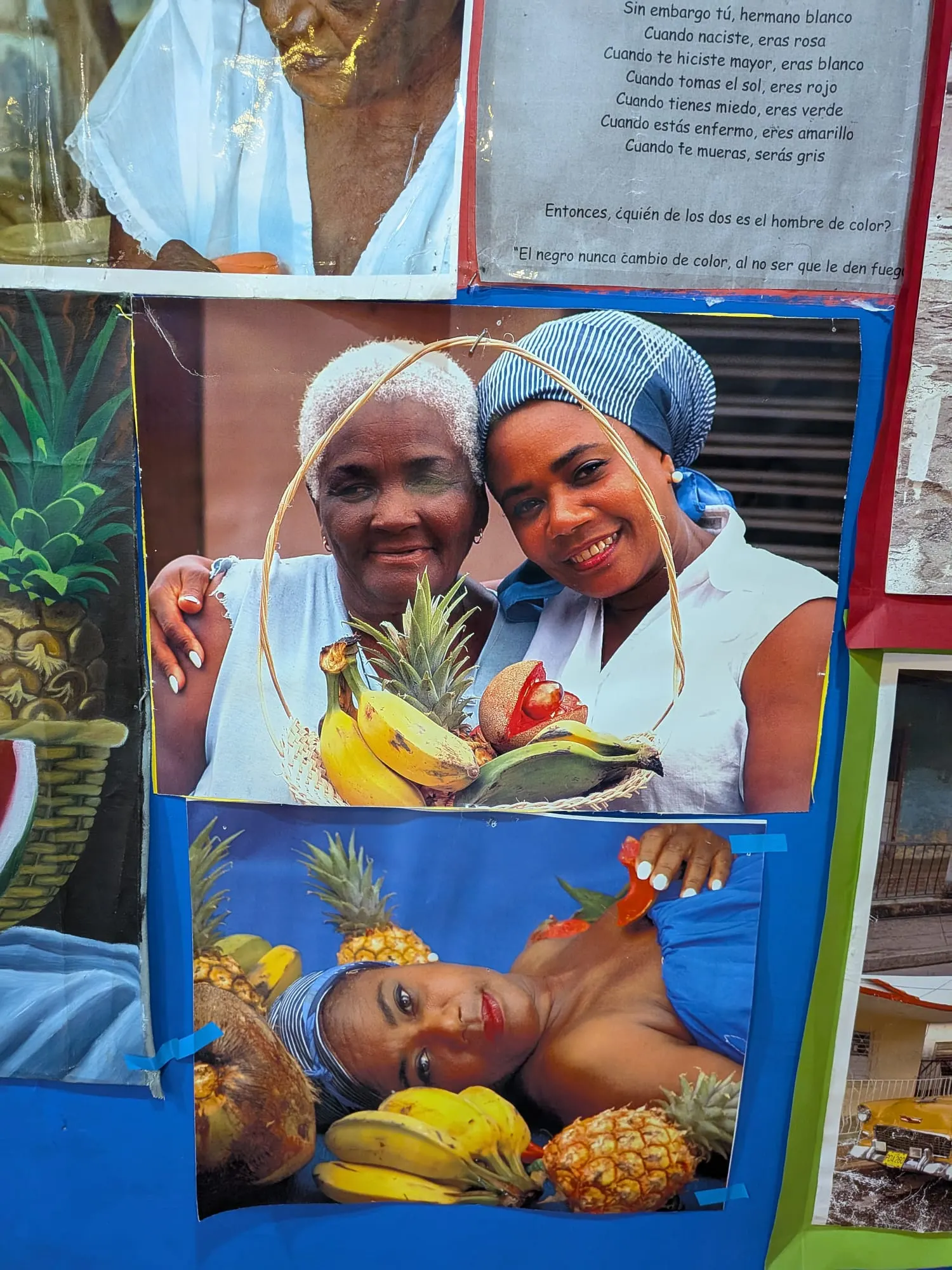 Banderines de banderas cubanas y españolas en el bar