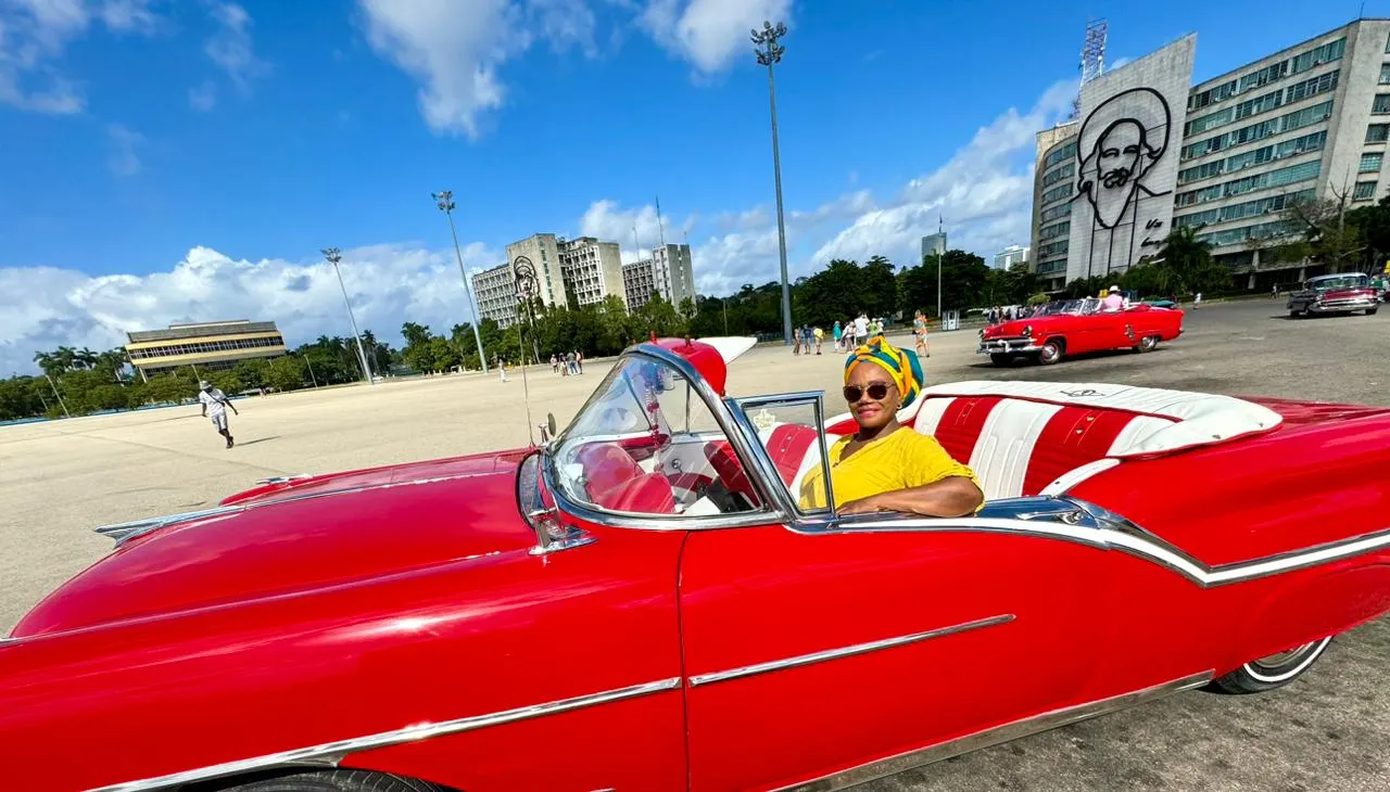 Nancy en un descapotable clásico en La Habana